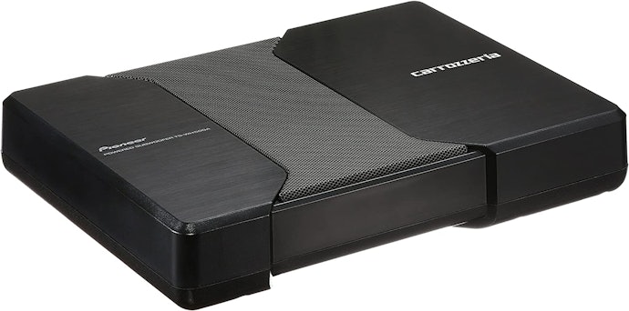 パワードサブウーファー:取りつけやすく初心者にも。アンプ内蔵かつ小型