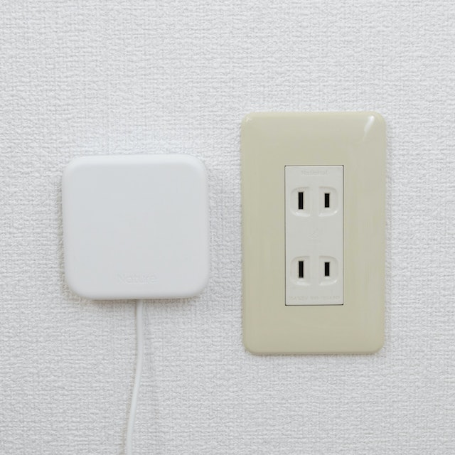 赤外線LEDの個数はやや少ない。広い部屋で使う際は要注意