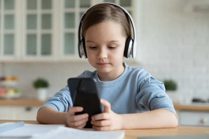継続しながら気軽に英語を学ぶなら動画・アプリ教材がぴったり