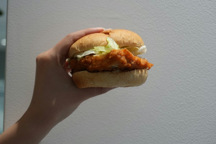 ちなみに、旧商品のチキンフィレとも比較