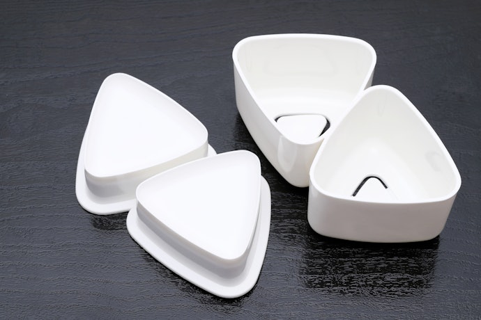 リュックやバッグに入れるなら、形をキープできる「プラスチック製」