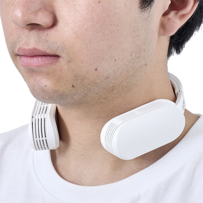 首の締めつけ感も少なめ。軽量で疲れにくい
