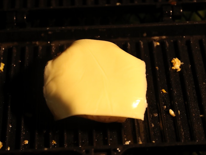 ②チャーハンおにぎりの上にチーズをのせる