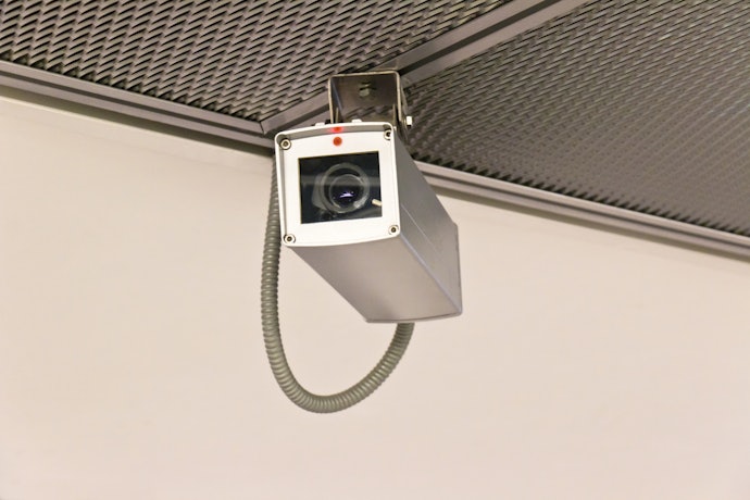 夜間の防犯メインなら、LEDが点灯するタイプがおすすめ。ただし点滅はNG
