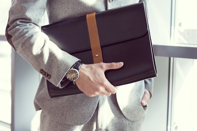 サイズ:必要最低限の荷物だけなら小さめを。学校・職場用ならA4サイズが目安