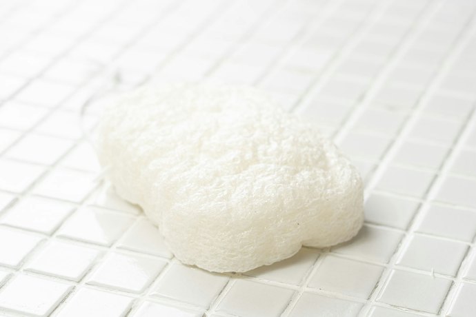 肌への刺激を防ぎながら、ツルツルと滑らせて毛穴汚れを落とす「こんにゃく」