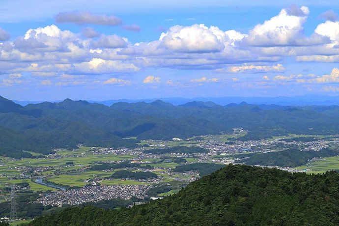 山でグランピングをするなら、山沿いのエリアをチェック