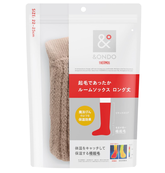 足元の冷えが気になる人は、暖かい靴下やレッグウォーマーをチョイス