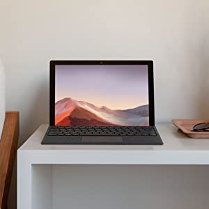 自宅でのレポート作成やオンライン講義の受講なら大画面がベター。キーボード付きも