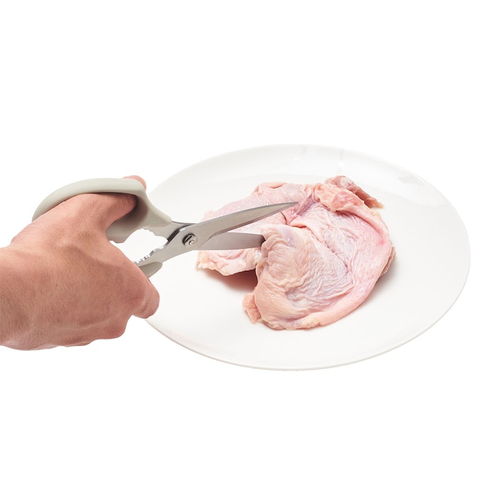 鶏モモ肉の皮と身を1回でカット。切れ味は良好