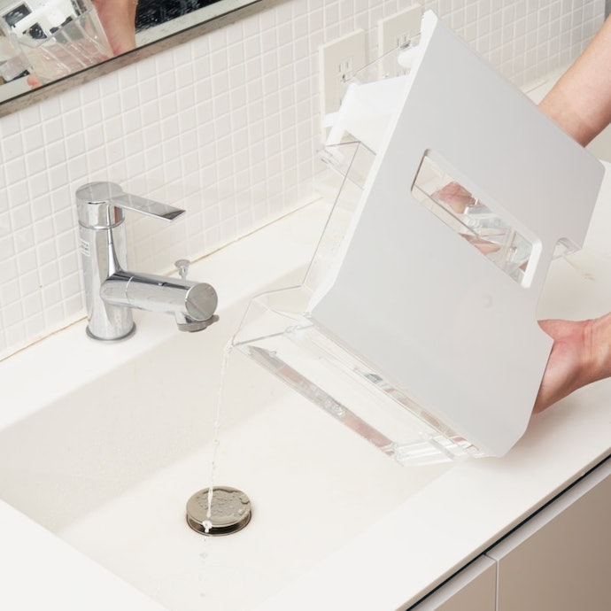 お手入れもスムーズ。タンクは取っ手つきで楽に水を捨てられる