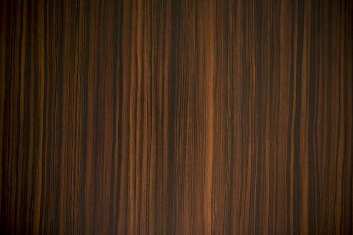 黒色の木目がシックな印象で、どっしりとしたサウンドの「エボニー」