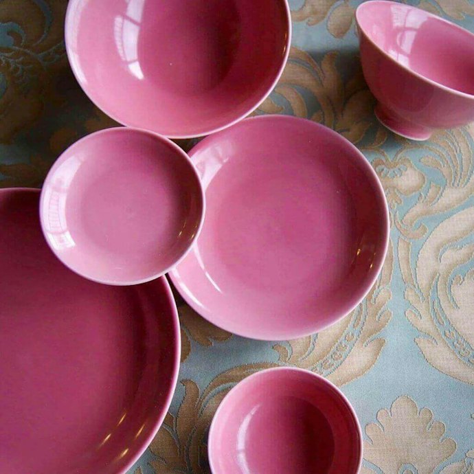 ドレスはオリジナル釉薬を使った美しい色合いの食器が豊富