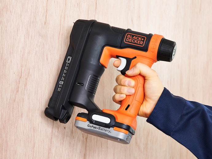 打ち込むのに必要な力は平均3.14kg。電動式で力に自信がない人向き