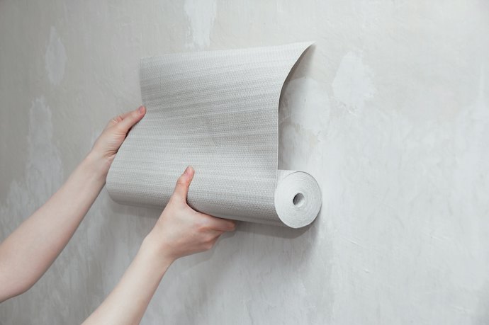 壁紙の上から貼れるものなら作業の手間を軽減できる