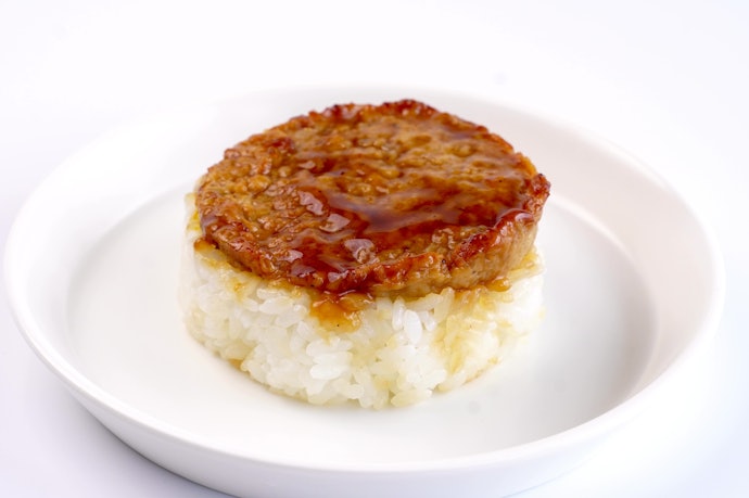 上品な甘辛タレ×濃厚卵黄ソースの焼つくねおむすび
