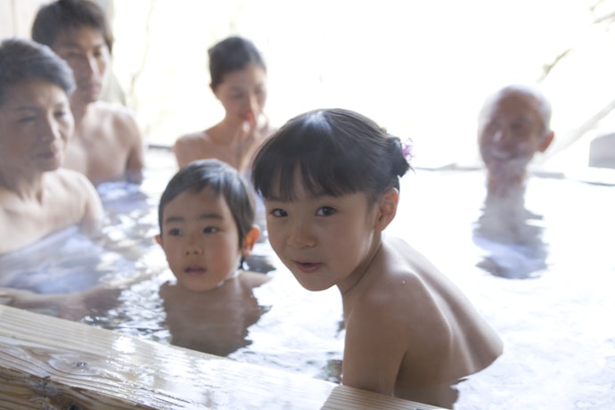 家族で入るなら、刺激が少ない単純温泉をチェックしよう