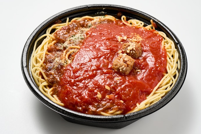約900gの圧倒的ボリューム!人気パスタ2種類を一度に楽しめるよくばり仕様