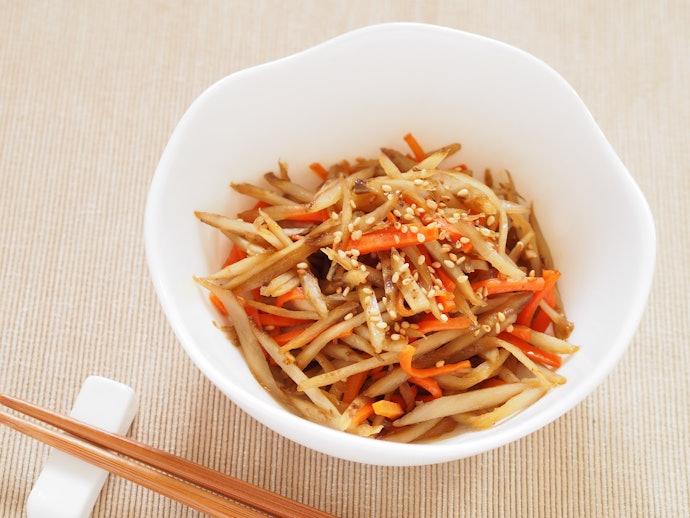 きんぴらピーラー:根菜の千切りに便利。きんぴらやなますにも