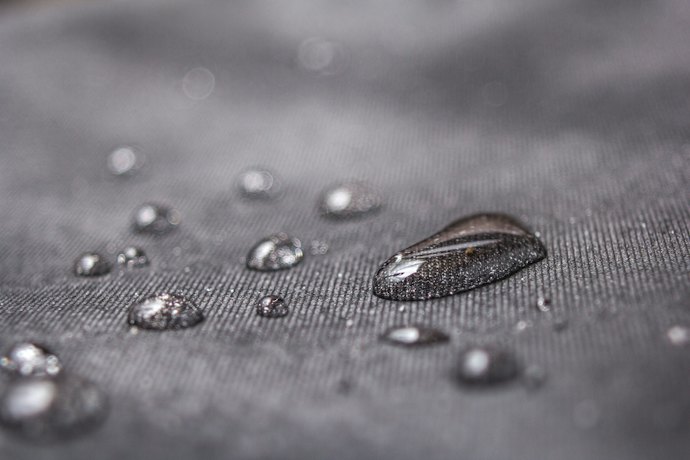 急な悪天候に対応できるように、撥水性に注目して選ぼう