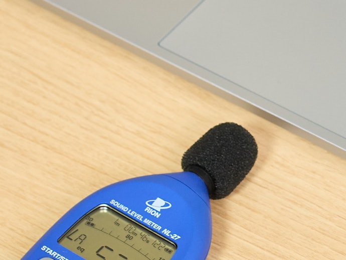 稼動音は静かとはいえない。重たい作業だとファンの音が気になるかも