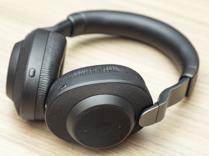 開放型:高音はクリアに聴こえるが音漏れしやすく、選択肢も少なめ