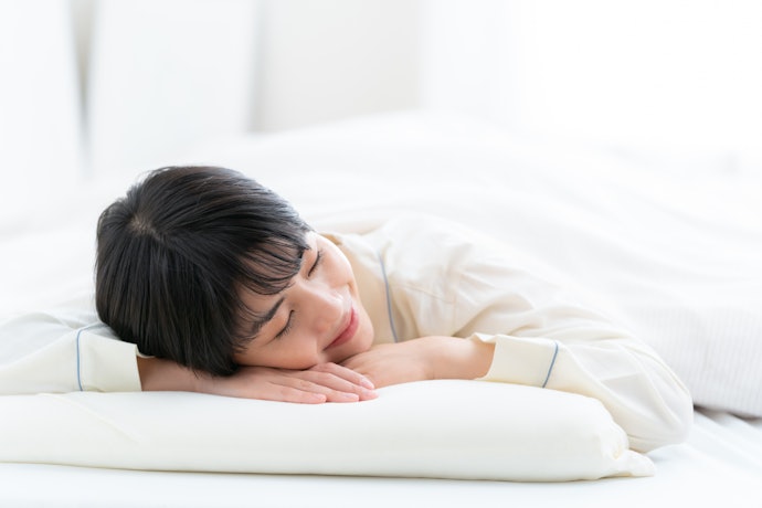 夜しっかり寝たいなら、寝返りしやすい横幅が60cm以上の枕をチェック