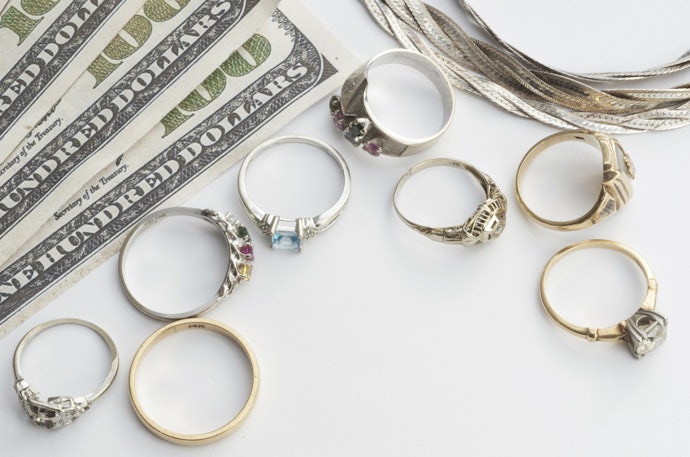 質屋でブランド品・貴金属を預けて融資を受ける