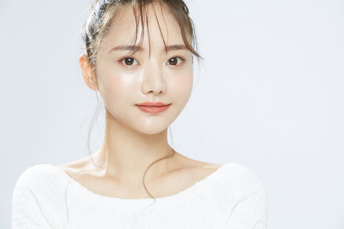 ナチュラル感や透明感を演出するなら、ツヤ系下地で光を仕込もう