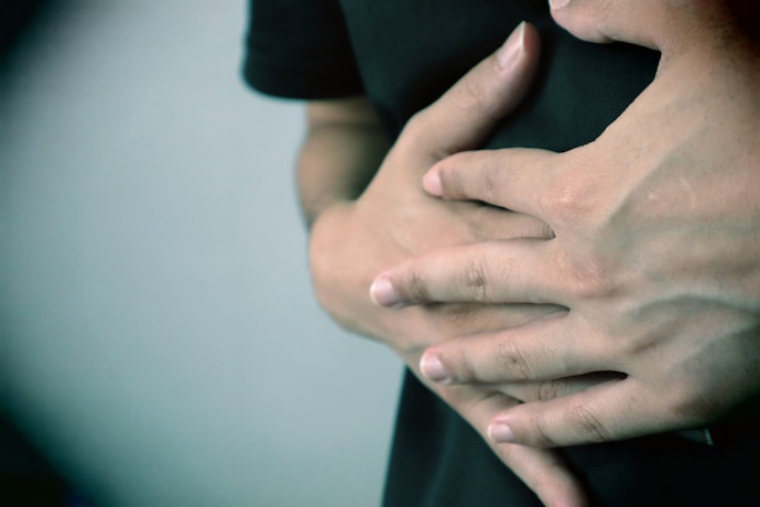 食べすぎによる胃もたれや消化不良には、健胃剤や消化酵素がおすすめ