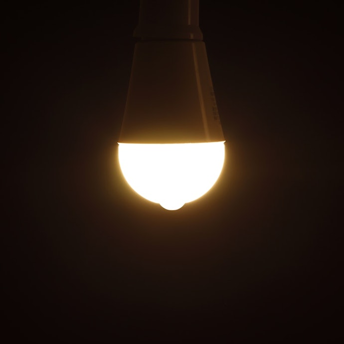 電球色のためやや暗めだが、広範囲に光は届く。落ち着いた雰囲気にしたい場所向き
