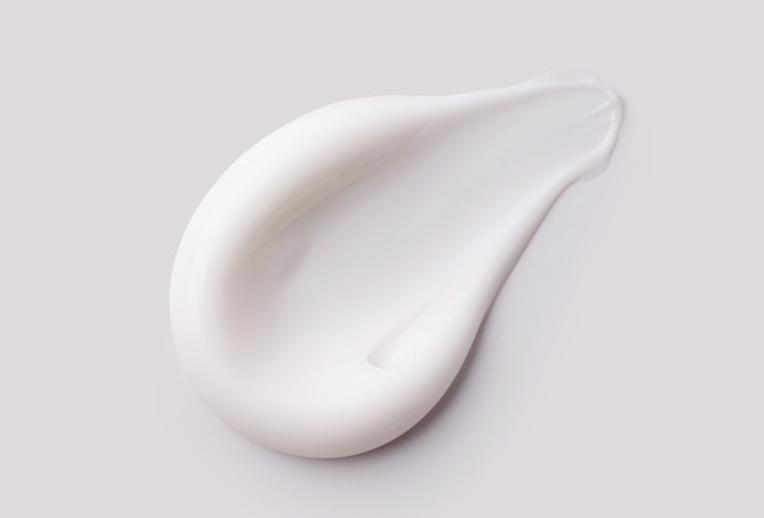 腕や脚など乾燥が目立ちやすい部位にはしっとり仕上がるクリームタイプ