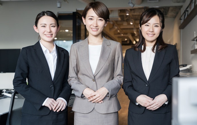 グレーや紺も企業によってはあり