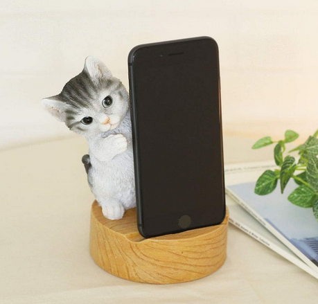 愛らしさを求めるなら、猫がスマホの脇から覗くようなデザインに注目