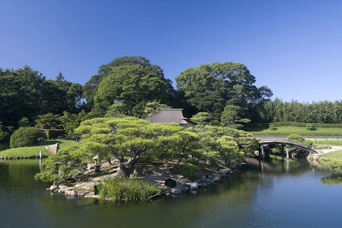 東口:観光を楽しみたい人向きの繁華街エリア。後楽園にもアクセスしやすい