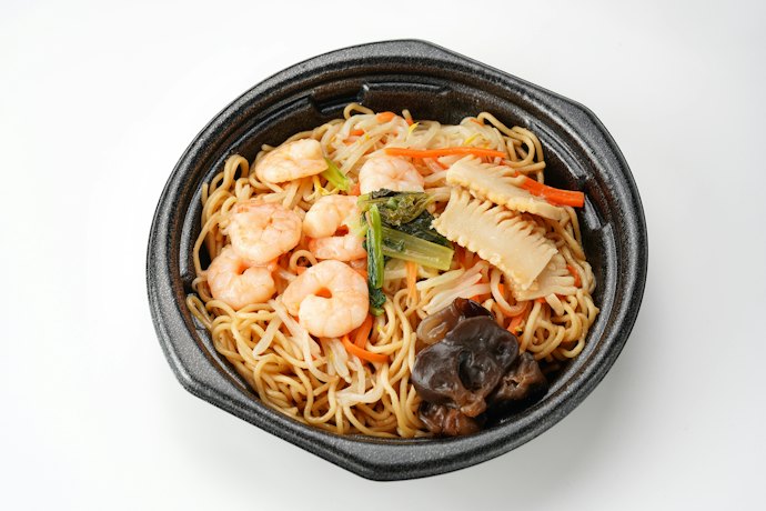 魚介の香りが食欲をそそる!エビもイカもたっぷりの具だくさん上海風焼きそば