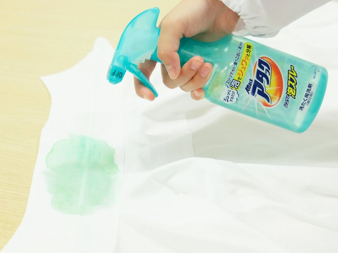 スプレータイプは汚れ部分に狙い撃ちできる。大きな汚れにも塗布しやすい