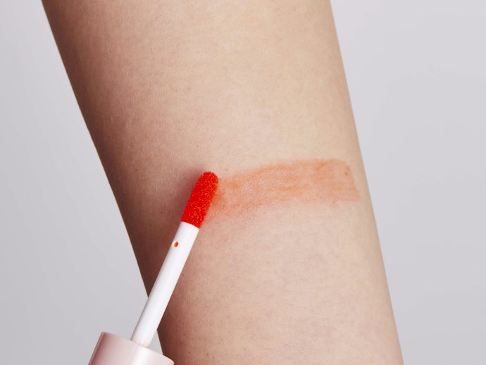 ナチュラルに仕上げるなら、薄付きで唇の色が透けるものがおすすめ