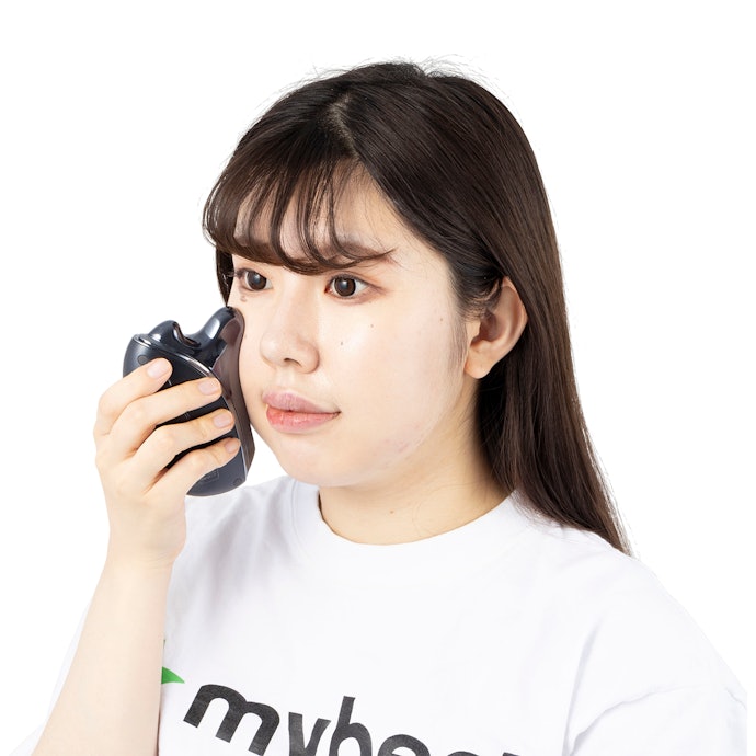かっさ形状のヘッドがフェイスラインや頬にフィットしやすく、持ちやすい