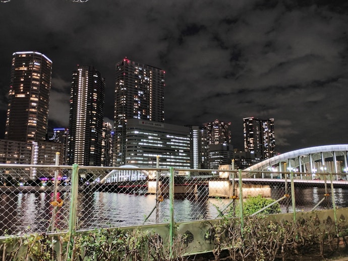 夜景を撮りたい人には不向き。ノイズは気にならないが、明るすぎて違和感があった
