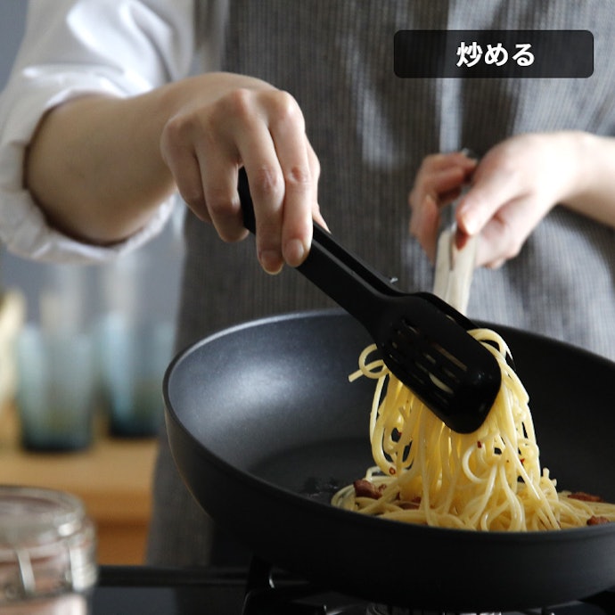 フライパンを傷つけないシリコントング。柔らかい食材も一気につかめる