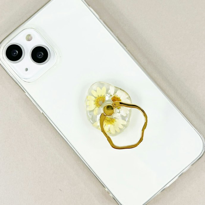 可憐なデザインを求める人には、押し花を封入したスマホリングが狙い目