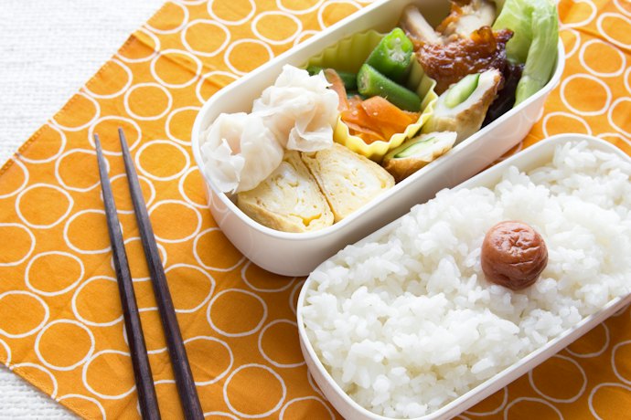 お弁当や水筒のような重いものを入れたい:マチや中敷付きをチェックしよう