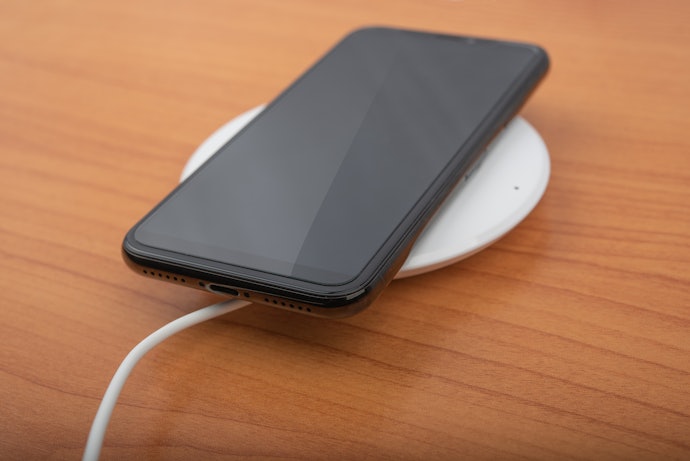 ワイヤレス充電対応ならケースをつけっぱなしで充電できる!