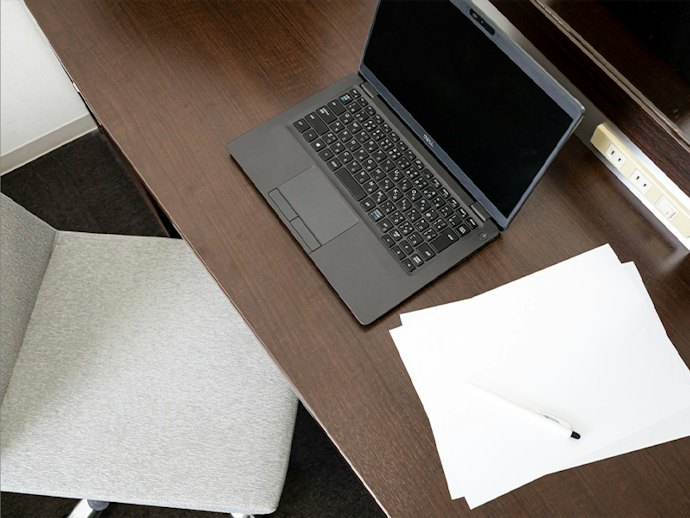 部屋で仕事をするなら、デスクワークのための設備を重視しよう