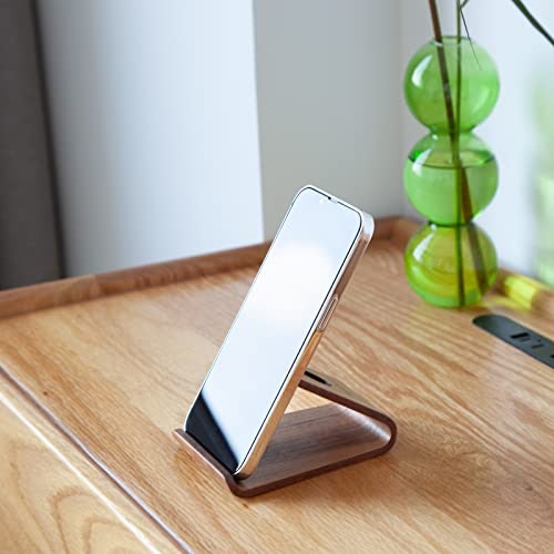 シンプルなデザインのスマホスタンドは、インテリアの雰囲気に合わせやすい