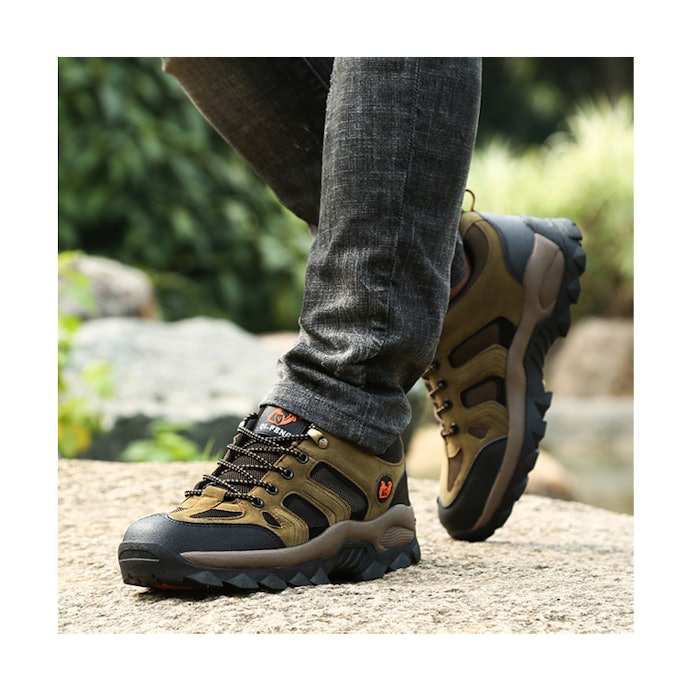 悪路もある中級程度までの登山には「トレッキングシューズ」