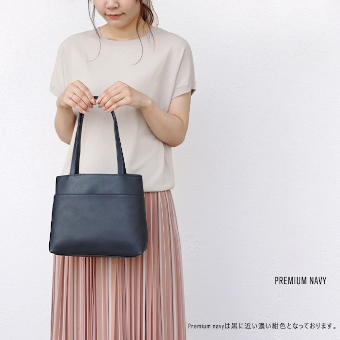 最低限の荷物なら、A4以下のコンパクトサイズがおすすめ。軽くて楽に持てる