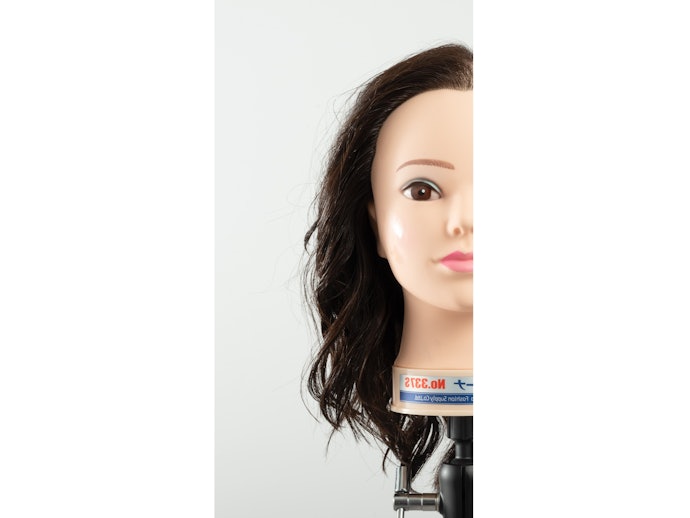 自然なツヤ髪を演出できる。さまざまなヘアスタイルに使いやすい