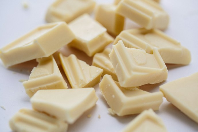 ホワイトチョコレート:濃厚な甘みとクリーミーな質感が特徴